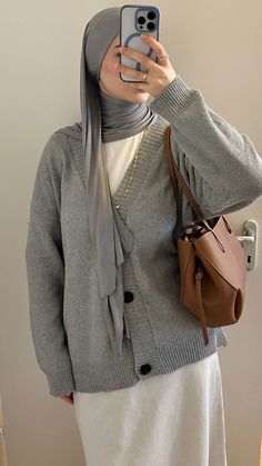 Hijab Fashion Inspiration Winter, Hijabi Outfits Casual Winter, Hijabi Girl Outfit, Modest Hijabi Fashion, Winter Hijabi Outfits, Hijabi Fashion Winter, Winter Hijab Outfits, Cute Hijabi Outfits, Modest Outfits Muslim