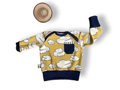 Julie Bambine offers this pretty grow-with-me sweatshirt in certified organic cotton. This cute sweatshirt will grow with your toddler! We adjust at the waist, we adjust the length at the wrists! And hop, here's a sweater that will follow your baby from 6 to 24 months, from 2 to 5 years old or from 5 to 8 years old! The American neckline makes it possible to pass the sweatshirt on all heads! :-) Ultra comfortable garment, pleasant to the touch! Ideal for any season. Choice of fabrics: - bust and Playful Long Sleeve Sweatshirt With Ribbed Cuffs, Playful Cotton Sweatshirt With Ribbed Cuffs, Playful Organic Cotton Tops For Playwear, Organic Cotton Long Sleeve Loungewear Sweatshirt, Organic Cotton Loungewear Sweatshirt, Playful Long Sleeve Sweatshirt For Playwear, Playful Long Sleeve Playwear Sweatshirt, Playful Cotton Crew Neck Sweatshirt, Playful Long Sleeve Cotton Sweater