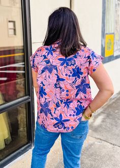 Our Floral Utility Top is perfect for busy days on the go. Crafted with an easy fit and a fun floral print, this top will keep you looking stylish without sacrificing comfort. True to size Relaxed fit, size down if between sizes Piper is 5'6 wearing medium Button Front Short sleeves Chest Pockets Little longer length in the back Not lined Fabric: 100% Cotton Fabric has no stretch Bust measures apporximately: S - 40" M - 42" L - 44" Floral Dress Casual, Floral Button Up, Black Short Dress, Dress With Cardigan, Dressy Casual, Casual Blouse, Floral Dress Black, Dress Romper, Headband Hairstyles