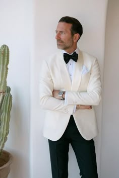 Groom Suit White, Casual Wedding Suit, White Tuxedo Wedding, Ivory Suit, Suits Groom, White Tux, Groomsmen Looks, Wedding Dress Suit