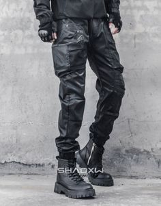 Design: Techwear, Ninja Techwear, Cyberpunk, Military, Futuristic Technical pants: This techwear pants is the perfect garment to complete your Techwear outfit. Breathable materials: This techwear cargo pants made of polyester, cotton and spandex can be worn all year round. Suitable for men and women Machine washable: 30 °C (86 °F) FREE worldwide shipping These multi pocket cargo pants have a straight cut and 4 front pockets. 2 large pockets and 2 small pockets that close with a button. These pan Techwear Cargo Pants, Techwear Ninja, Multi Pocket Cargo Pants, Techwear Cyberpunk, Pocket Cargo Pants, Techwear Pants, Techwear Outfits, Pant Chains, Combat Pants