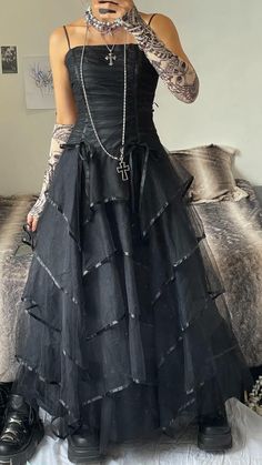 Formal Alt Dress, Gothic Prom Dress Plus Size, Punk Prom Dress Grunge, Punk Rock Prom Dress, Grunge Prom Dress Punk Rock, Goth Vaquera, Wednesday Dress Raven, Alt Formal Dress, Prom Dress Alt