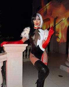 Hot Customes Women, Cruella Deville Costume Halloween, Cruella Deville Costume Couple, Halloween Costumes Cruella Deville, Ideas Disfraz Mujer, Good Halloween Costumes For Women, Halloween Female Costumes, Cruella Halloween Costumes, Halloween Costumes Cruella