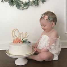 Fall Flower Crown, Birthday Boho, 1st Birthday Girl Decorations, Theme First Birthday, 1st Birthday Party For Girls, 1st Birthday Pictures, 1st Birthday Photoshoot, First Birthday Pictures, Crown Baby