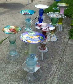 there are many glass dishes on the sidewalk