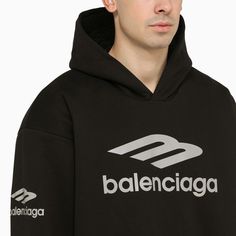 Sweat à capuche surdimensionné par Balenciaga en coton noir, avec une imprimé sportif 3b réfléchissant sur l'avant, le dos et les manches, le capot, les manches à manches et l'ourlet droit.Le modèle porte la taille 3 Mesures du modèle: hauteur: 185 cm coffre: 100 cm taille: 83 cm hanches: 92 cmFabric I: 100% coton / doublure: 100% polyester Sports Prints, Balenciaga Mens, Sports Hoodies, Oversized Hoodie, Cotton Hoodie, Ski Wear, Oversize Hoodie, Denim Pant, Black Hoodie