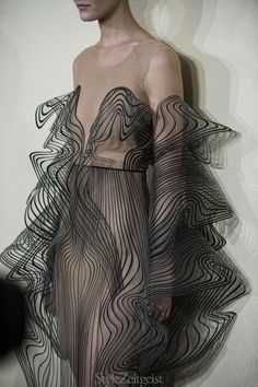 Iris van Herpen F/W17 Couture - Backstage - fashion - Haute Couture Style, Fashion Design Inspiration, Sculptural Fashion, Couture Mode, Futuristic Fashion, Current Fashion Trends