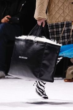 Balenciaga Fall 2018 Ready-to-Wear Fashion Show Details Balenciaga Shopping Bag, Balenciaga Large Bag, Balenciaga 2015, Balenciaga First Bag, Balenciaga Motorcycle Bag, Cool Fits, Fashion Weeks, British Vogue