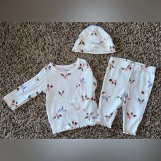 Carter’s 3 Month Girls Outfit. New Without Tags! Great Condition! Carter And Olivia, Cute White Floral Print Sets, Casual Floral Print Sets For Playtime, White Floral Print Tops For Playtime, Playful White Floral Print Sets, Casual Floral Print Playtime Sets, Old Navy Baby Clothes, Carters Christmas Pajamas, Carters Baby Girl Clothes