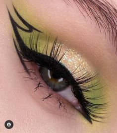 Crazy Eyeliner Looks, Loki Makeup, Eyeliner Ideas Creative, Colorful Eyeliner Ideas, Crazy Eyeliner, Eyeliner Grafico, Eyeliner Verde, Graphic Eyeliner Looks, Makeup Verde