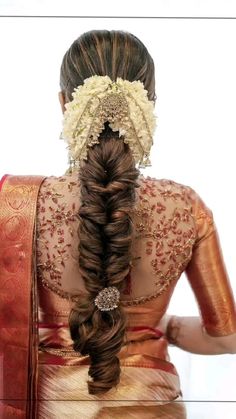 Hairstyle On Kanjivaram Saree, Tamil Bride Makeup Look, South Indian Bride Outfits, Bridal Hairstyle Indian Wedding Braids, Indian Bridal Braided Hairstyles, Latest Bridal Hairstyles Indian, Braids For Indian Wedding, Latest South Indian Bridal Sarees, Indian Bride Braid Hairstyle