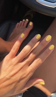 Nail Color For Blondes, Yellow Manicure Ideas Summer, Yellow Nail Aesthetic, Short Natural Nails Summer, Manicure Short Nails Summer, Short Nail Colors Summer, Short Sns Nails Summer, Summer Dip Nail 2024 Trends, Plain Gel Nails Short