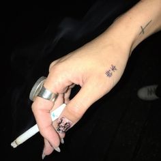 Dainty Hand Tattoos, Tattoo Main, Skeleton Hand Tattoo, Inspiration Tattoos, Subtle Tattoos, Little Tattoos