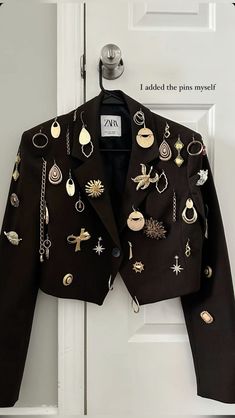 Rhinestone Jacket Diy, Pins Outfit, Customized Clothes, Diy Fashion Clothing, Looks Street Style, Fashion Diy, Fashion Design Sketches, Fashion Mistakes