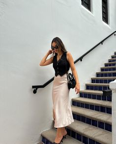 This post shows you the best satin skirt outfits. Want to know what to wear with satin skirts? If styled right, satin skirts are the perfect piece to create feminine and classy outfits while also Satin Summer Skirt, Satin Skirt Outfit Summer, Satin Skirt Outfit Classy, Skirt Outfit Casual, Long Silk Skirt, Satin Outfit