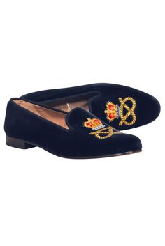 Look holiday-ready without sacrificing your comfort with Stubbs & Wootton's loafers! Featuring a luxe navy velvet material and stylish gold crown embroidery, you'll be stepping out in style no matter the occasion. Team it up with a cozy knit turtleneck for the perfect casual look! Size 11 Made in Spain Velvet upper Leather lining and sole Embroidered toe detail Slip on Toe to heel 11.25" Formal Embroidered Round Toe Loafers, Embroidered Flat Loafers For Formal Occasions, Embroidered Formal Closed Toe Loafers, Formal Embroidered Closed Toe Loafers, Crown Embroidery, Velvet Loafers, Velvet Shoes, Navy Velvet, Ribbed Knit Dress