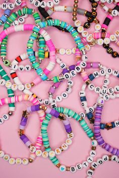 550+ Taylor Swift Friendship Bracelet Ideas - Happiness is Homemade Taylor Swift Birthday Party Ideas, Making Friendship Bracelets, Taylor Swift Party, Taylor Swift Birthday, Friendship Bracelets With Beads, Beaded Bookmarks, Friendship Bracelets Designs, Friendship Bracelets Diy, Taylor Swift Style