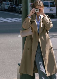 Beige Coat Street Style, Knee Length Trench Coat Outfit, Long Gabardine Raincoat For Fall, Fall Gabardine Long Raincoat, Oversized Raincoat For Workwear In Fall, Look Trench Coat, Chic Raincoat For Workwear, Spring Gabardine Long Raincoat, Oversized Fall Raincoat