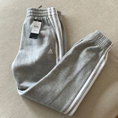 New With Tag Sweats Aesthetic, Adidas Sweatpants Outfit, Sweatpants Fits, Adidas Clothes, Adidas Sweat Pants, Cute Sweatpants, Adidas Bottoms, Gray Sweatpants, Adidas Sweats