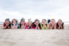 Family Beach Pictures Poses, Bachelorette Beach Weekend, Large Group Photos, Group Photo Poses, Wedding Photography Bridal Party, Group Picture Poses, Ladies Group, Bridesmaid Photoshoot, Friendship Photography