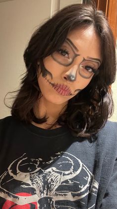 Minimal Skull Makeup, Dead Cowgirl Makeup, Mexican Skeleton Makeup, Skeleton Face Paint Easy, Skeleton Face Painting, Skeleton Makeup Diy, Easy Skeleton Makeup, Cowgirl Makeup, Chola Makeup