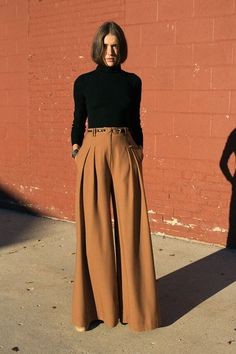 Palazzo Pants Outfit, Thrifted Outfits, Brown Pants, Black Turtleneck, Casual Winter Outfits, Soft Grunge, Fashion Mode, Looks Style