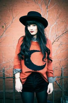 Halloween Inspired Outfits, Gothic Sweater, Pull Orange, Look Grunge, Fest Outfits, Large Sweater, Witch Fashion, Witchy Fashion