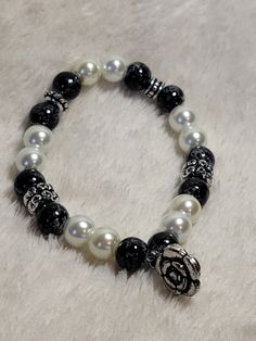 Elastic bracelet with white pearl & black/white stone - rose dangle. Stone Rose, Elastic Bracelet, White Stone, White Pearl, Fashion Bracelets, Pearl White, Jewelry Bracelets, Beaded Bracelets, Black White