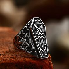 💀This is a coffin-shaped ring with a Lucifer seal on the front and Baphomet engraved on both sides. Vampire Ring, Satanic Jewelry, Sheep Head, Geometric Rings, Punk Rock Jewelry, Cool Rings For Men, Coffin Ring, Metallic Party, Head Ring