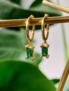 Collar Verde, Christmas Gift Earrings, Gold Huggie Hoop Earrings, Gold Huggie Earrings, Inexpensive Jewelry, Huggie Earrings Silver, Gemstone Hoop Earrings, Earrings Emerald, Green Gift