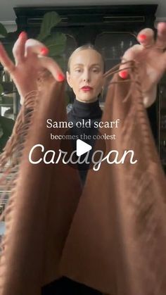 Sweater Hacks, Diy Fashion Videos, Scarf Cardigan, Ways To Wear A Scarf, Wear A Scarf