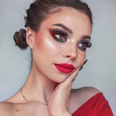 Christmas Makeup Art, Christmas Makeup Looks Simple, Creative Christmas Makeup, Eyeliner Creative, Christmas Eyeliner, Simple Christmas Makeup, Makeup Looks Christmas, Makeup Ideas Christmas, Christmas Elf Makeup