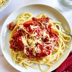 Perfectly sweet, meaty, and savory Jollibee Spaghetti is one of the most favorites and is always present on any kind of Filipino occasion worldwide. This Filipino-style spaghetti recipe is a guaranteed crowd pleaser. Jollibee Spaghetti Recipe, Jollibee Spaghetti, Filipino Style Spaghetti, Filipino Spaghetti, Spaghetti With Meat Sauce, Spaghetti With Meat, Filipino Street Food, Spaghetti Recipes Easy