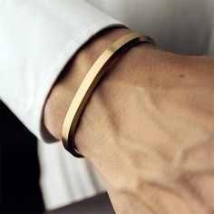 Add to your style with our with our mens gold stainless steel cuff bracelet. This is the perfect accessory to accentuate your look and add a touch of class and sophistication. This gold cuff bracelet is designed to be worn frequently, whether a casual day, at the office, or a night out. -Water, sweat and heat resistant-Premium 316L Stainless, 18k Gold & Rhodium Base-No Discolouring or Tarnishing-Hypoallergenic – No green skin-Handmade-1 Year Warranty This is a one size fits all. Dimensions: Widt Estilo Hipster, Vintage Gentleman, Mens Cuff, Luxury Bracelet, The Bangles, Cuff Jewelry, Stainless Steel Bangles, Bracelet Style, Gold Bracelet Cuff