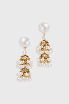 The vintage-inspired shades and rhinestone setting are the highlights of this pair of earrings, which will complement any vintage outfit for vintage inspiration. Features: Delicate imitation pearls High quality metal Retro hollow cutout craft Baroque style Elegant Jeweled Pearl Earrings For Festive Occasions, Elegant Metal Earrings For Festive Occasions, Elegant Metal Bridal Earrings For Festive Occasions, Classic Brass Earrings For Party, Evening Metal Clip-on Chandelier Earrings, Formal Pearl Drop Metal Earrings, Pearl Chandelier Earrings For Evening, Clip-on Metal Chandelier Earrings For Evening, Pearl Jeweled Earrings For Party