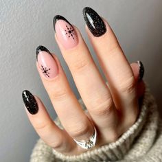 34 Black Winter Nails: Trendy Ideas for Chic Winter Nail Designs with Snowflakes and Gold Accents Black New Years Eve Nails, Black Holiday Nails, Black Winter Nails, Oval Shaped Nails, New Years Eve Nails, Matte Black Nails, Holiday Nail Designs, Snowflake Nails, Winter Nail Designs