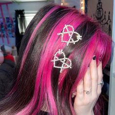 Pink Draculaura Hair, Red And Pink Highlights Brunettes, Pink And Black Hair Highlights, Pink Hair Streaks With Bangs, Draculaura Hair Aesthetic, Pink Hair Dye Colors, Scene Hair Aesthetic, Draculaura Nails Aesthetic, Dyed Hair Y2k