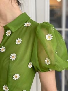 Dress Decoration Ideas, Collar Dress Outfit, Fashion Outfits Green, Daisy Fashion, Ribbon Fashion, Embroidered Daisies, Collar Dresses, Pointy Collar, Design Moda