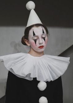 Mime Clown Costume, Harlequin Halloween Costume, Harlequin Clown Costume, Dark Clown Costume, Perriot Clown, Mime Aesthetic, Pierrot Clown Makeup, Clown Outfit Aesthetic, Pierrot Clown Costume