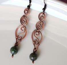 Antiqued raw copper wire earrings with Indian Agate gemstones. I made them with bare copper wire, oxidized and polished. Elegant rustic style earrings, perfect gift for mother, sister, daughter, best friend.   Unique piece  oooo Your purchase will be shipped within 1-3 business days from receiving the payment.  I ship everywhere with Hellenic Post Office, using registered mail A' priority. oooo Instagram @ianirasartifacts Wire Beading, Dangle Beaded Earrings, Beaded Boho Jewelry, Copper Earrings Handmade, Wire Jewelry Earrings, Braided Bracelet Diy, Wire Wrap Jewelry Designs, Hammered Jewelry, Indian Agate