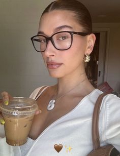 Hailey Bieber Aesthetic Vibe, Hailey Bieber Glasses, Girly Glasses, Aesthetic Hailey Bieber, Hailey Bieber Aesthetic, Hayley Bieber, Glasses Inspiration, Hailey Bieber Style, Hailey Rhode