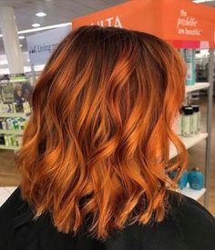 The best fall hairstyles and fall hair to copy Short Copper Hair, Pumpkin Spice Hair, Red Balayage Hair, Copper Hair Color, Ombré Hair