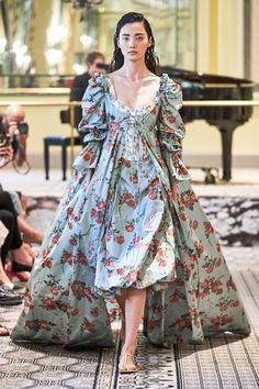 Fashion Week Spring 2020, Flowers Dress, Amazing Dresses, Red Carpet Gowns, Vestido Casual, Vogue Paris, Fashion Week Spring