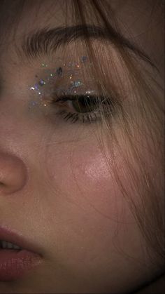 Close Up Portrait Photography, Shiny Makeup, Sparkle Makeup, Tv Wall Decor Ideas, Makeup Ojos, Natural Prom Makeup, Close Up Portrait, Sparkly Makeup, Doll Eye Makeup