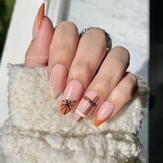 Medium Almond Fall Nails, November Theme Nails, Fall Asthetic Nail, Almond Pumpkin Nails, Pumpkin Nails Square, Cute Basic Fall Nails, Fall Season Nails Simple, Fall Nails Pumpkins, Pumpkin Almond Nails