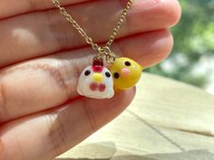 This mother chicken / baby chick necklace is cute and dainty, which is a perfect gift for kids and friends.  It is made of the following: 🔹 Chicken (Size: H10 x W12x D13 mm) & Baby Chick (Size: H8 x W11 x D11mm): It is handmade glass beads. There is 0.5-1mm variation in size and each bead is unique so there is a slightly different from bead to bead. 🔹 Necklace Chain and Bail: gold / silver plated over brass 🔹 Necklace Length: choose the exact length of the chain (the length includes clasp and