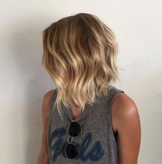 #4: Glossy Blonde Bob with Jagged Ends The A-line bob was made to last. Balayage coloring — a technique that involves painting color onto the hair — results in a graduated lightening effect and allows for longer stretches between color appointments. And thanks to the jagged ends, you can wait a bit longer between haircuts … Pelo Bob Ondulado, Bob Balayage, Blonde Balayage Bob, Line Bob Haircut, Balayage Bob, Blond Balayage, Layered Bob Haircuts, Choppy Bob Hairstyles, Bob Haircut For Fine Hair