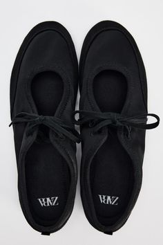 LACED BALLET FLATS - Black | ZARA United States Lace Ballet Flats, Lace Up Ballet Flats, Blazers Shoes, Cardigan Sweater Jacket, Black Ballet Flats, Short En Jean, Clean Laundry, New Wardrobe, Shoes Trainers