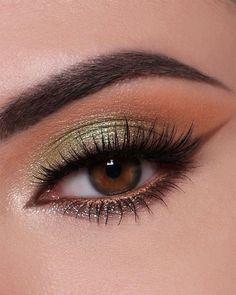 Eyeshadow For Green Outfit, Sparkly Eye Makeup, Green Eyeshadow Look, Eye Makeup Techniques, Quince Ideas