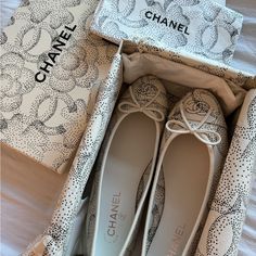 Very Hard To Find Combo! Chanel Camellia For Ballerina Flats Brand New In Box Never Worn Comes With Dustbags Size 40.5 Channel Shoes Women, Chanel Flats Outfit, Classy Shoes Flats, Chanel Ballerina Flats, Beige Ballet Flats, Classy Flats, Chanel Ballerina, Pink Loafers, Chanel Loafers